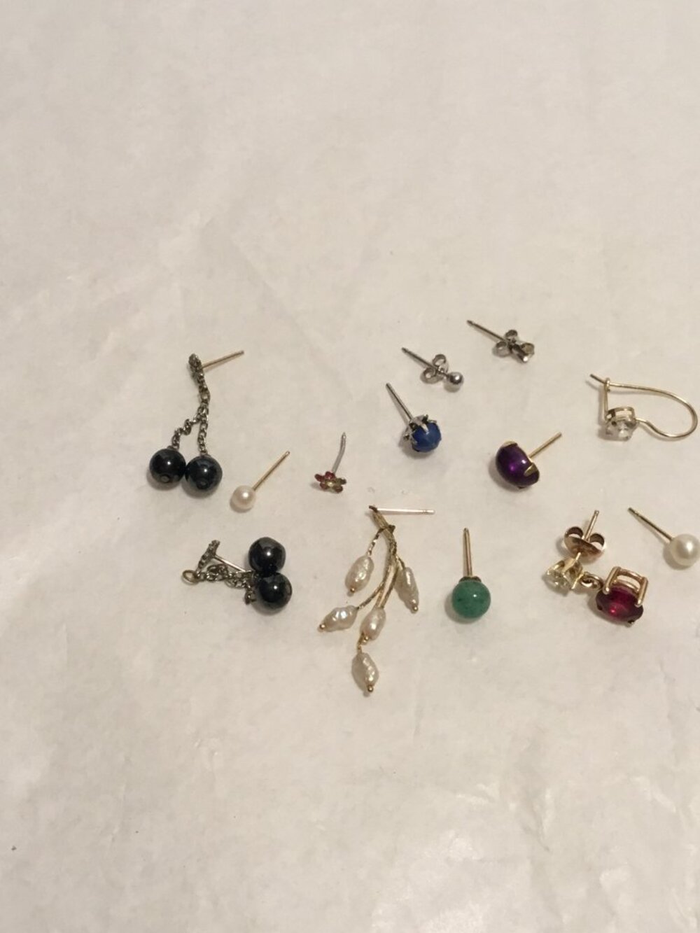 Lot of 14 lovely 14k gold earrings - mostly single stud earrings - Picture 16 of 16